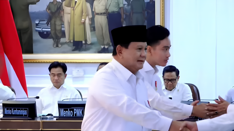 Presiden RI Prabowo Subianto datang sebelum memimpin Sidang Kabinet Paripurna di Istana Kepresidenan, Jakarta, Senin (2/12/2024).