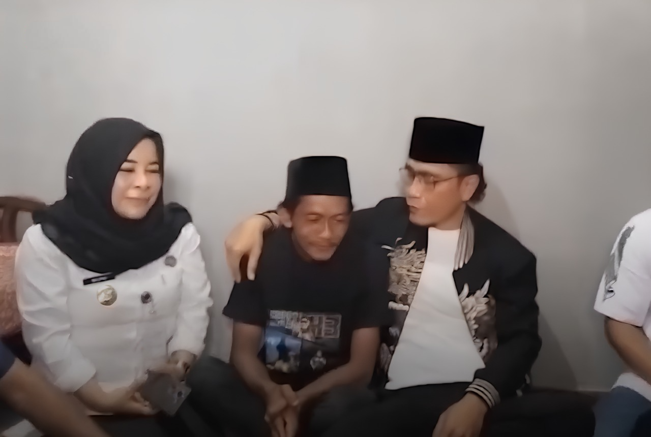 Pendakwah yang juga Utusan Khusus Presiden Bidang Kerukunan Beragama, Miftah Maulana Habiburrahman alias Gus Miftah (kanan) menemui pedagang es teh untuk meminta maaf, Rabu (4/12/2024). (Foto:Tangkapan layar/IST)