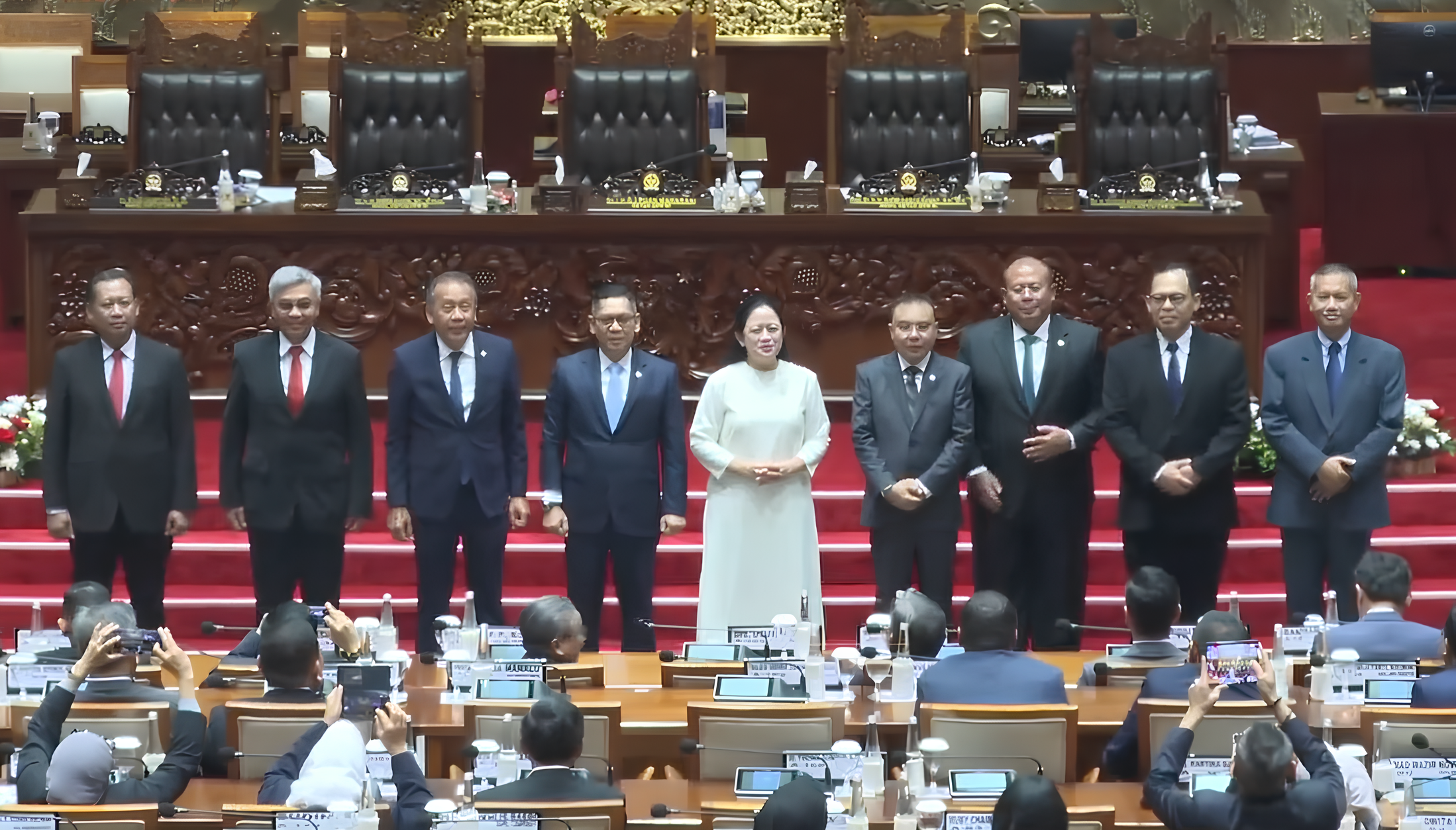 Para Pimpinan KPK berfoto bersama Ketua DPR RI Puan Maharani usai disahkan di Gedung DPR, Senayan, Jakarta, Kamis (5/12/2024).