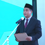 Dr Mundakir SKep Ners MKep saat membaca ikrar pelantikan Rektor UM Surabaya masa jabatan 2024-2028, Senin (9/12/2024). (Foto:Ubay)