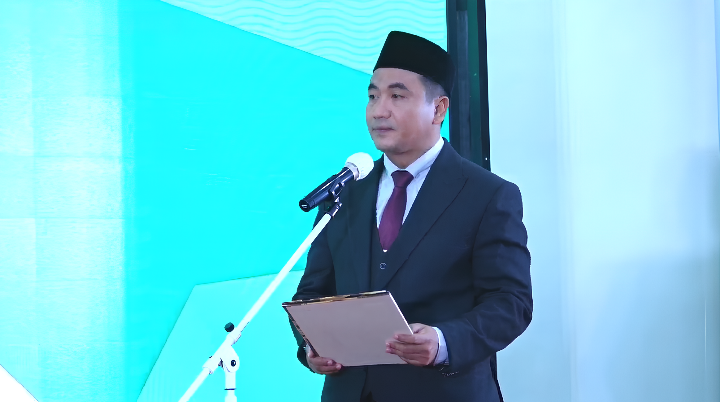 Dr Mundakir SKep Ners MKep saat membaca ikrar pelantikan Rektor UM Surabaya masa jabatan 2024-2028, Senin (9/12/2024). (Foto:Ubay)