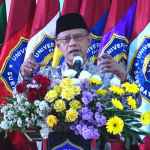 Ketua Umum PP Muhammadiyah Prof Haedar Nashir menyampaikan sambutan dalam Pelantikan Rektor UM Surabaya, Senin (9/12/2024). (Foto:Ubay)