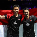 The Daddies (Ahsan/Hendra) usai meraih gelar juara dunia ketiga mereka pada 2019 lalu. (Foto:@hendrasansan)