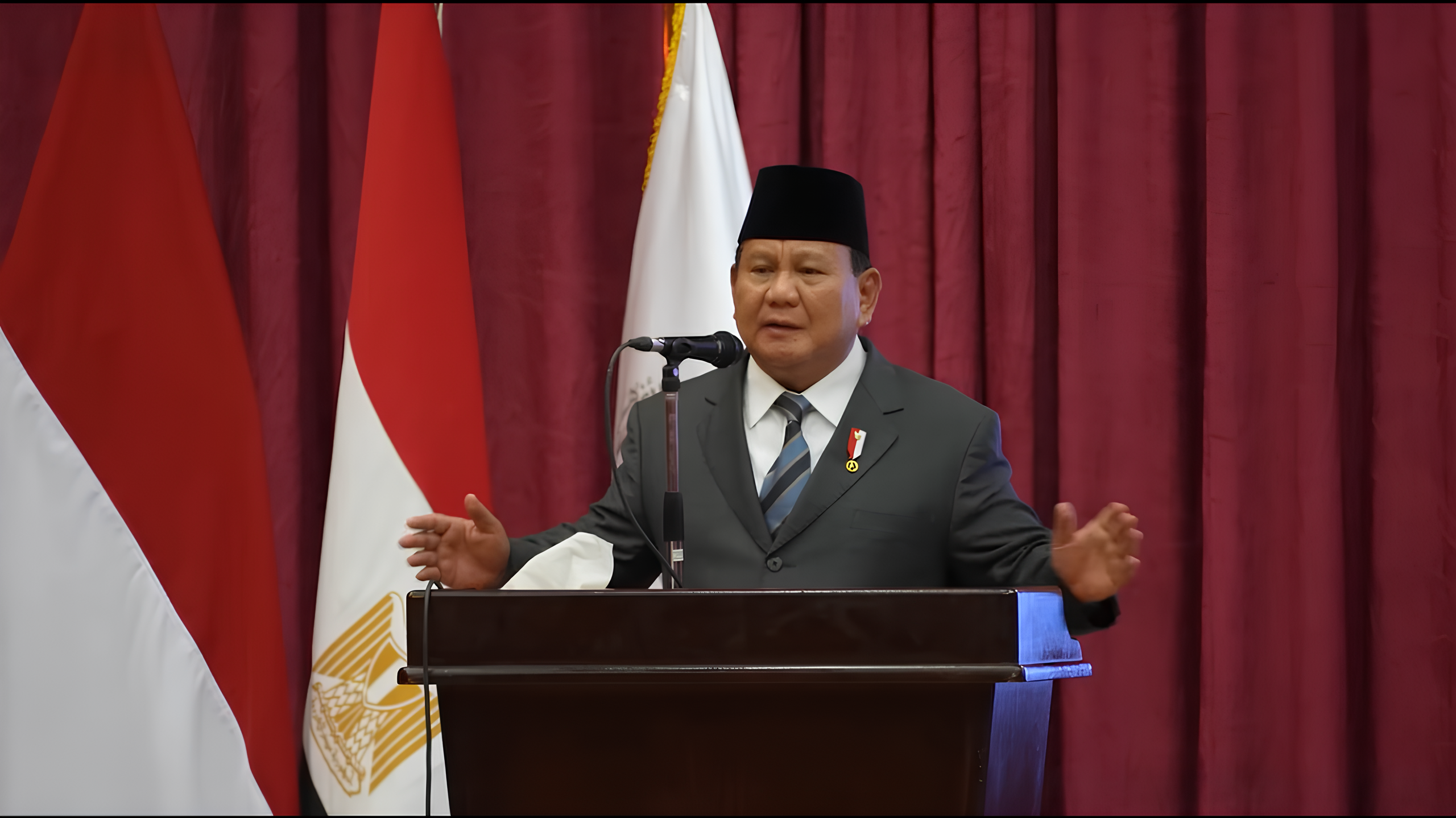 Presiden RI Prabowo Subianto saat memberikan pidato dalam pertemuan dengan para mahasiswa Indonesia yang menempuh pendidikan di Universitas Al-Azhar, Kairo, Mesir, Rabu (18/12/2024) waktu setempat.(Foto:Tangkapan layar/Ubay)