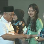 Mendikdasmen RI, Prof Abdul Mu'ti, memberikan penghargaan kepada para pemenang lomba Kreasi Lagu Anak Nusantara (Kelana), di Jakarta, Jumat (27/12/2024). (Foto: Ubay)