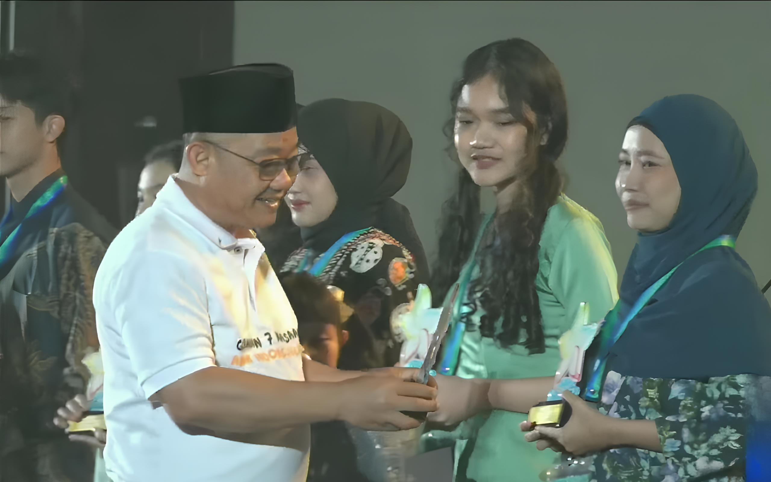 Mendikdasmen RI, Prof Abdul Mu'ti, memberikan penghargaan kepada para pemenang lomba Kreasi Lagu Anak Nusantara (Kelana), di Jakarta, Jumat (27/12/2024). (Foto: Ubay)