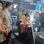 Wamendikdasmen RI Fajar Riza Ul Haq mencoba mobil listrik karya siswa-siswi SMA PGRI Plus Mnelalete, Timor Tengah Selatan, NTT dalam kunjungannya, Kamis (5/12/2024). (Foto:IST)