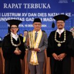 Ketua Umum PP Muhammadiyah Prof Dr Haedar Nashir MSi (tengah) menerima anugerah Hamengkubuwono IX dari UGM, Rabu (18/12/2024).
