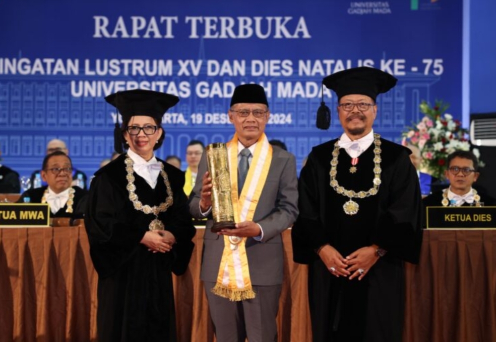 Ketua Umum PP Muhammadiyah Prof Dr Haedar Nashir MSi (tengah) menerima anugerah Hamengkubuwono IX dari UGM, Rabu (18/12/2024).