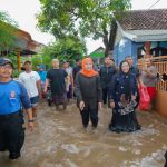 Khofifah Indar Parawansa tampak turun langsung meninjau dan menyalurkan bantuan ke warga terdampak banjir di Rejoso, Pasuruan, Ahad (8/12/2024). (Foto:IST)