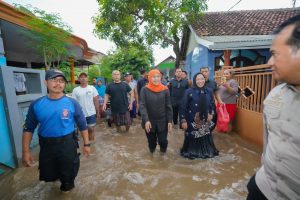 Respon Banjir di Pasuruan, Khofifah Terjun Langsung Salurkan Bantuan ke Warga Terdampak