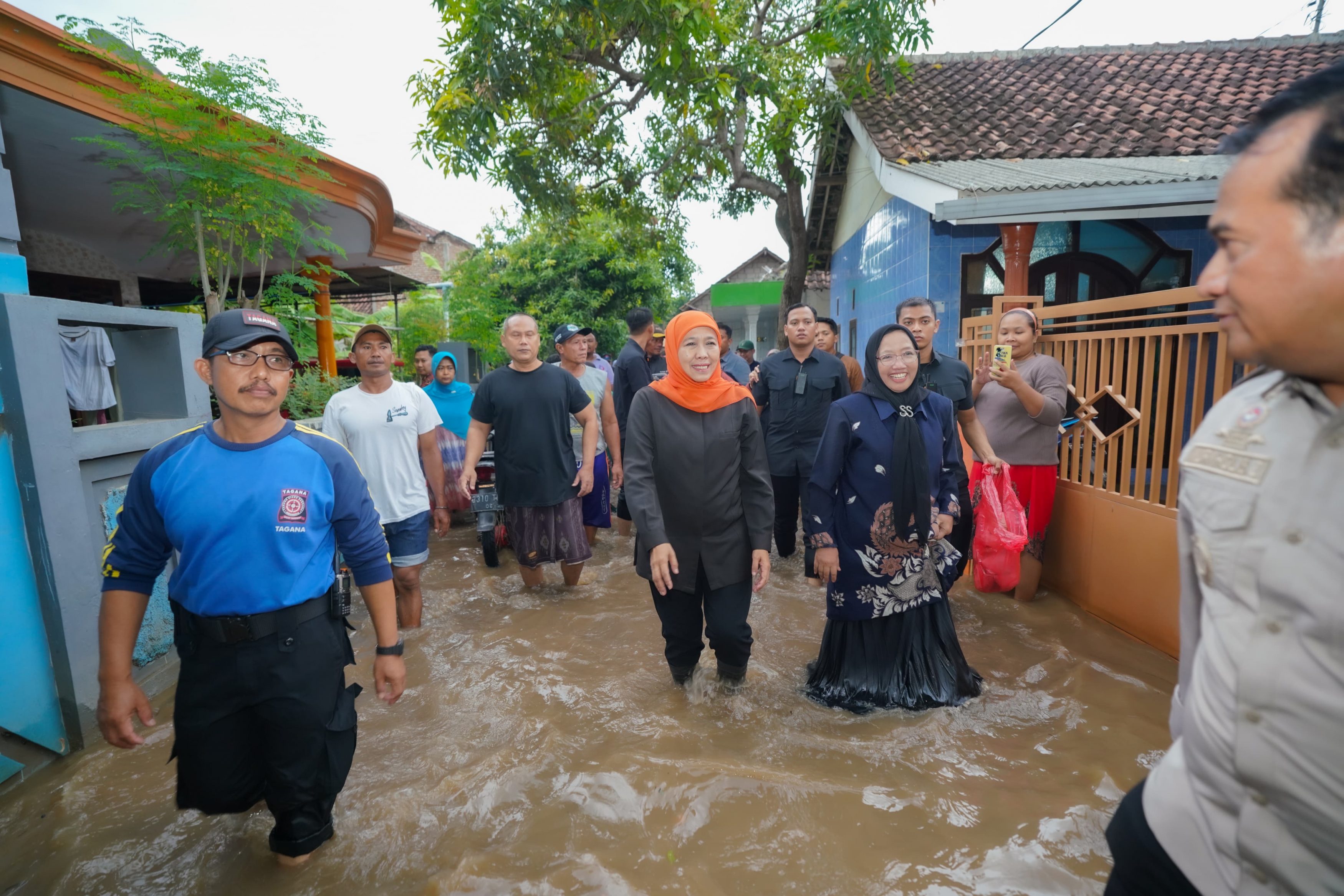 Respon Banjir di Pasuruan, Khofifah Terjun Langsung Salurkan Bantuan ke Warga Terdampak