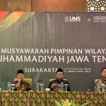 Wamendikdasmen RI Fajar Riza Ul Haq (kiri) saat sesi diskusi panel dalam Musypimwil Muhammadiyah Jawa Tengah di Solo, Ahad (22/12/2024). (Foto:IST)