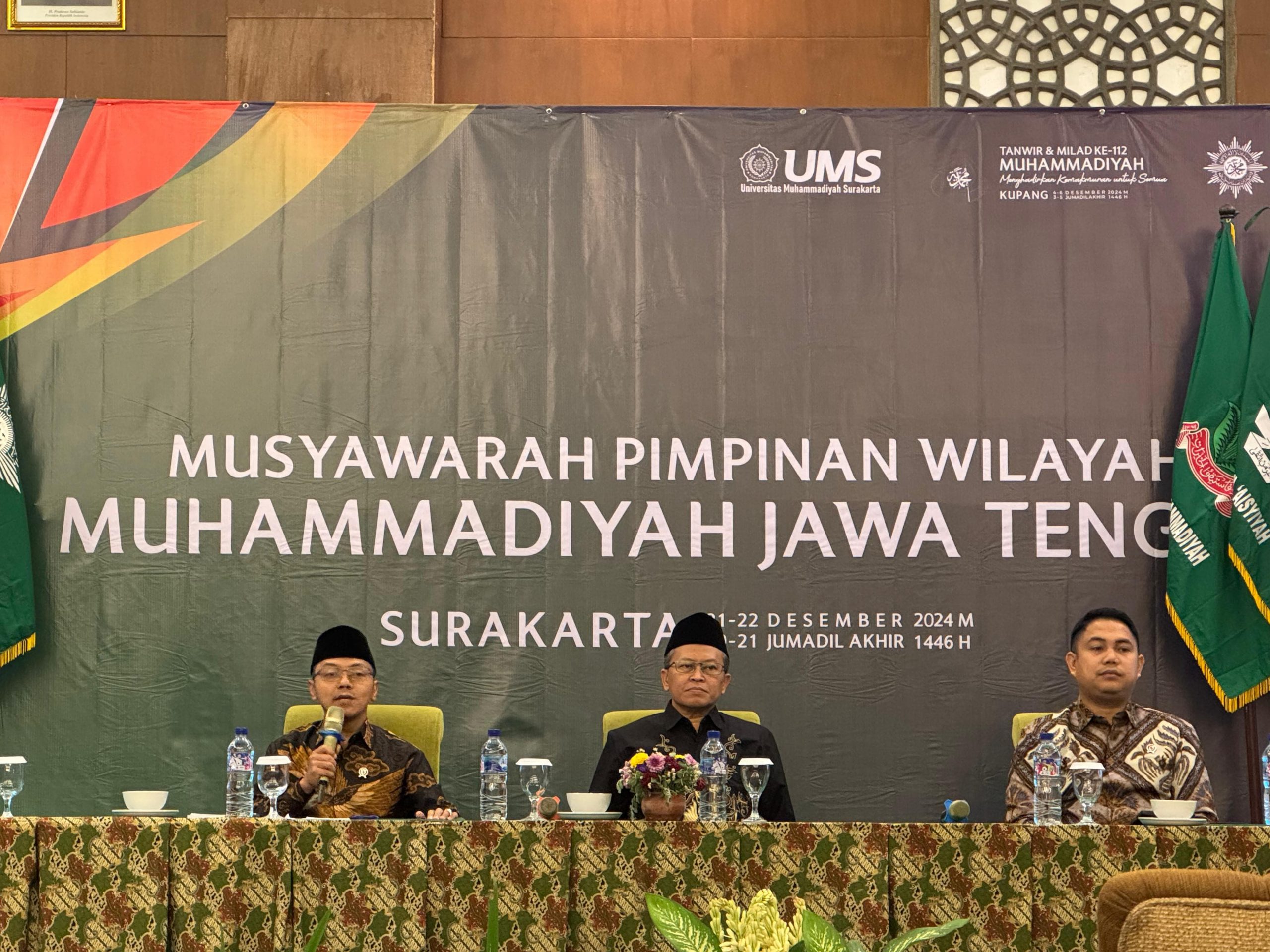 Wamendikdasmen RI Fajar Riza Ul Haq (kiri) saat sesi diskusi panel dalam Musypimwil Muhammadiyah Jawa Tengah di Solo, Ahad (22/12/2024). (Foto:IST)