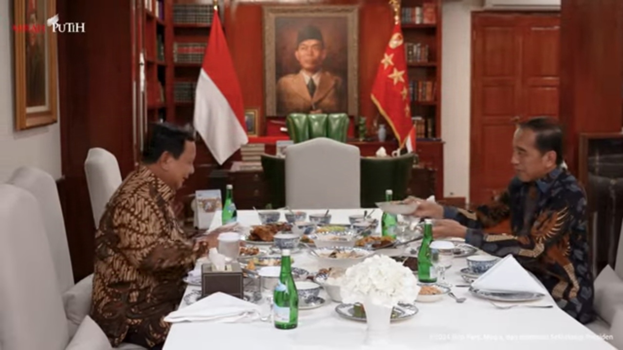 Presiden RI Prabowo Subianto menerima lawatan Presiden ke-7 RI Joko Widodo (Jokowi) di kediamannya di Kertanegara, Jumat (6/12/2024).