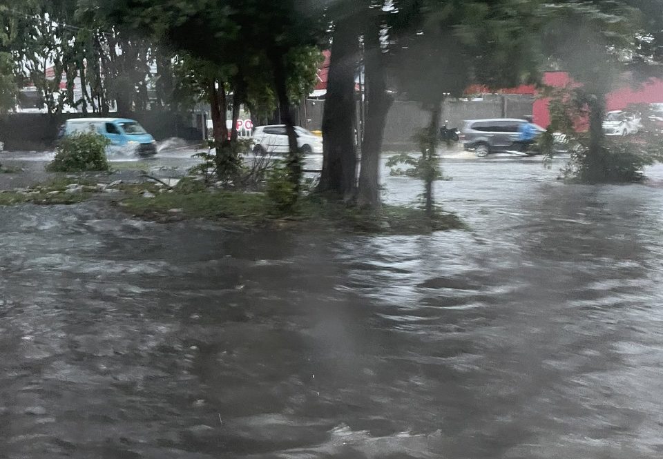 Banjir yang terjadi di Jemursari, akibat hujan deras yang turun selama lebih dari empat jam lamanya di Kota Surabaya, Selasa (24/12/2024).