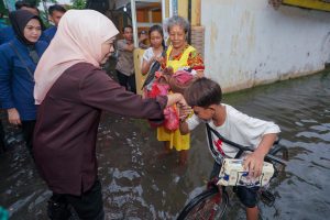 Khofifah Tinjau Banjir di Waru Sidoarjo, Tawarkan Solusi Pemompaan dan Salurkan Bantuan