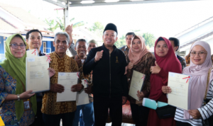Dari Pintu ke Pintu, Menteri Nusron Bagikan 44 Sertifikat Tanah Hasil PTSL