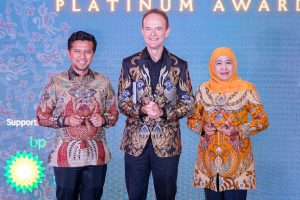 Khofifah dan Emil Terima Platinum Award dari Dubes Inggris, Apresiasi atas Kemitraan Inggris-Jatim