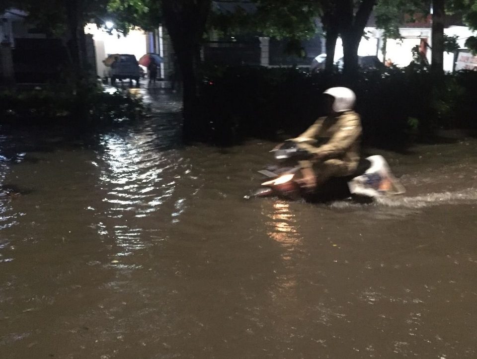 Seorang pengendara motor tampak menerjang banjir di area sekitar RS Ubaya di Panjang Jiwo, Kota Surabaya, Selasa (24/12/2024).