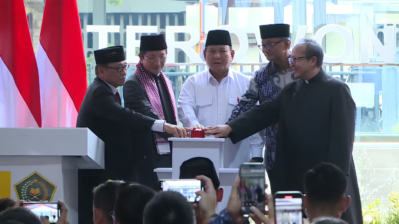 Presiden RI Prabowo Subianto beserta sejumlah tokoh ketika meresmikan terowongan silaturahmi yang menjadi penghubung antara Masjid Istiqlal dengan Gereja Katedral Jakarta, Kamis (12/12/2024).