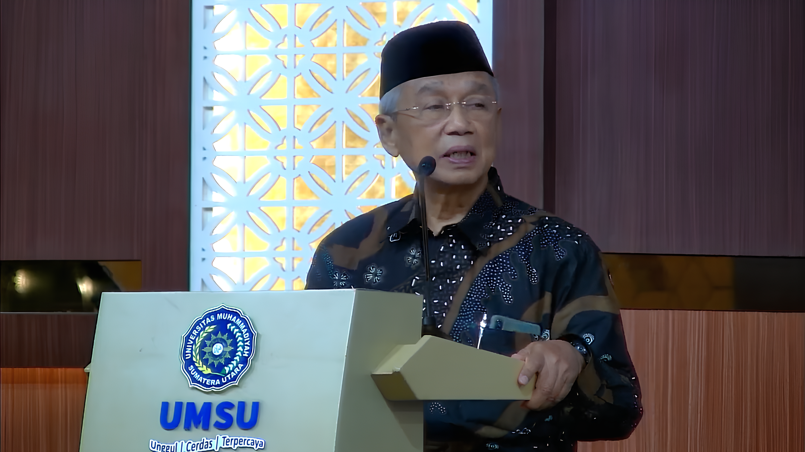 Ketua PP Muhammadiyah yang juga eks Ketua KPK RI, Busyro Muqoddas, saat memberikan pidato dalam wisuda UMSU, Rabu (18/12/2024). (Foto:Tangkapan layar/Ubay)