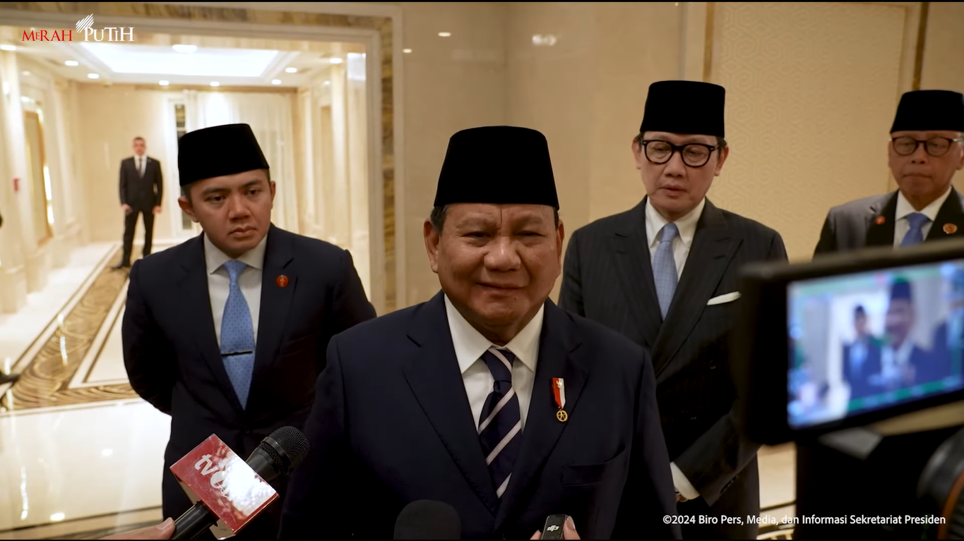 Presiden RI Prabowo Subianto memberikan keterangan kepada awak media saat kunjungannya ke Kairo, Mesir.