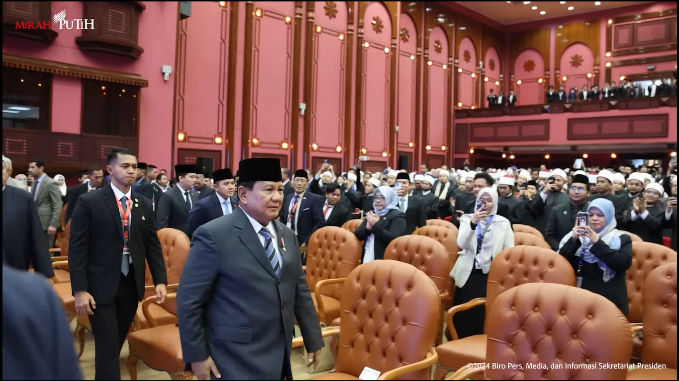 Presiden RI Prabowo Subianto mendapatkan sambutan hangat dari para mahasiswa Indonesia yang menempuh pendidikan di Universitas Al-Azhar, Kairo, Mesir, Rabu (18/12/2024) waktu setempat.