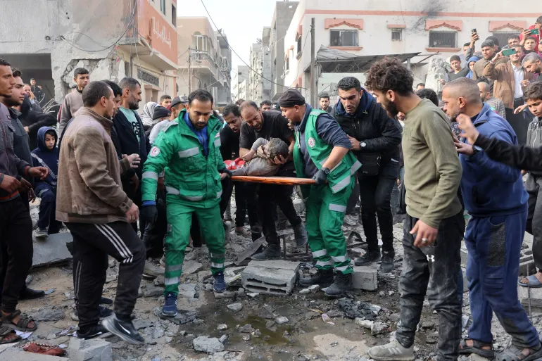 Tim penyelamat mengevakuasi seorang anak yang terluka di lokasi serangan di Tuffah. (Foto:AFP)