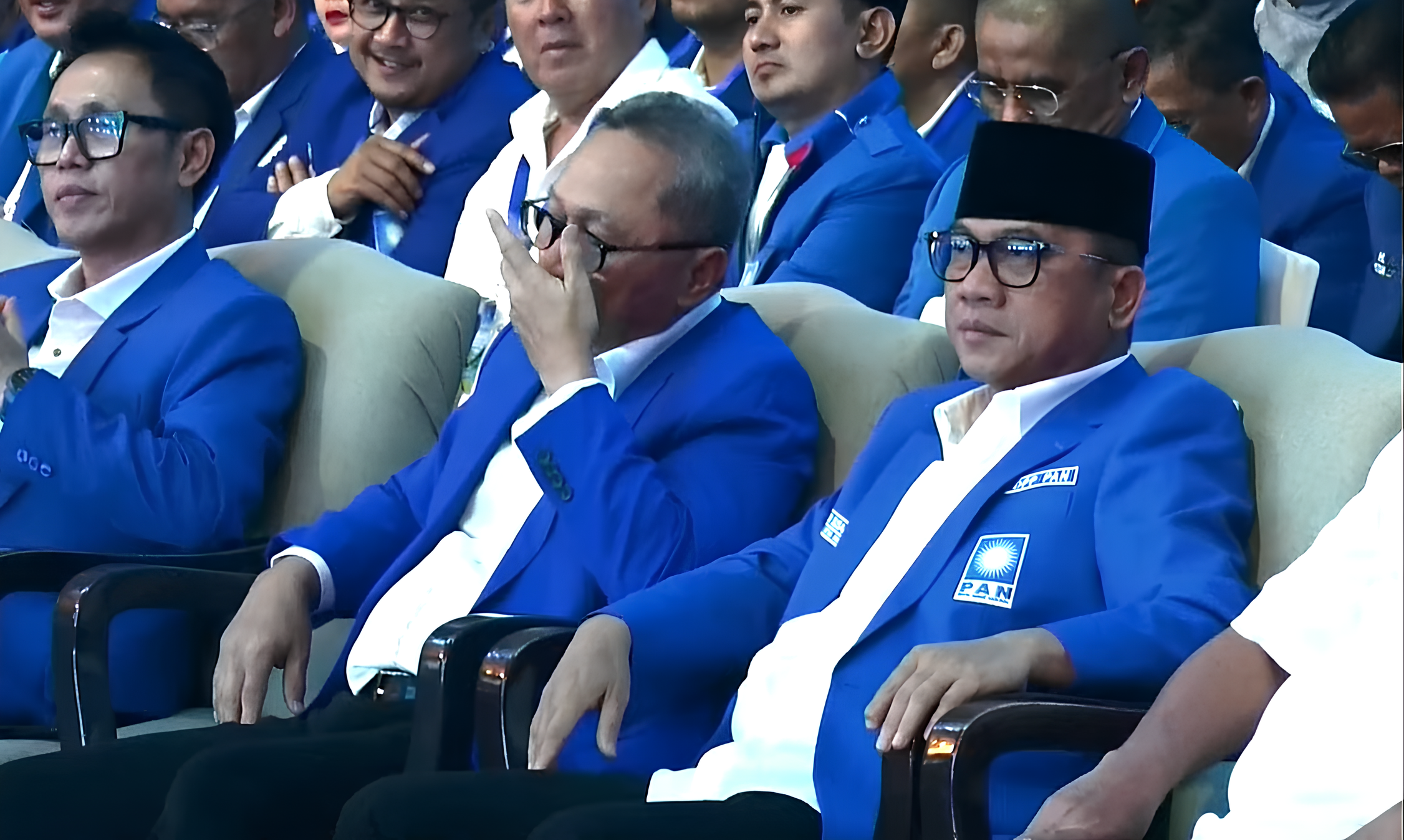 Waketum PAN yang juga menjabat Menteri Desa dan Pembangunan Daerah Tertinggal (Mendes PDT) Yandri Susanto (kanan), saat menghadiri Workshop PAN di Shangri-La Hotel, Kota Surabaya, Kamis (19/12/2024). (Foto: Ubay)