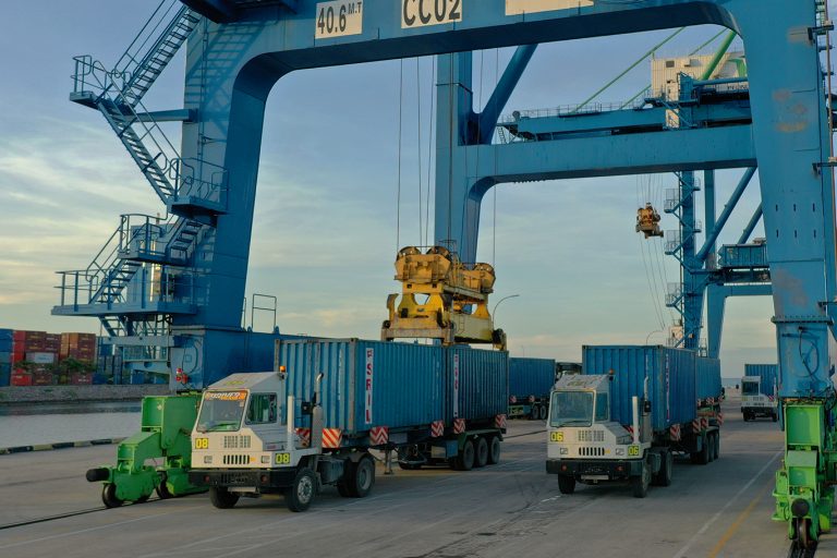 aktivitas bongkar muat di TPK Kendari.