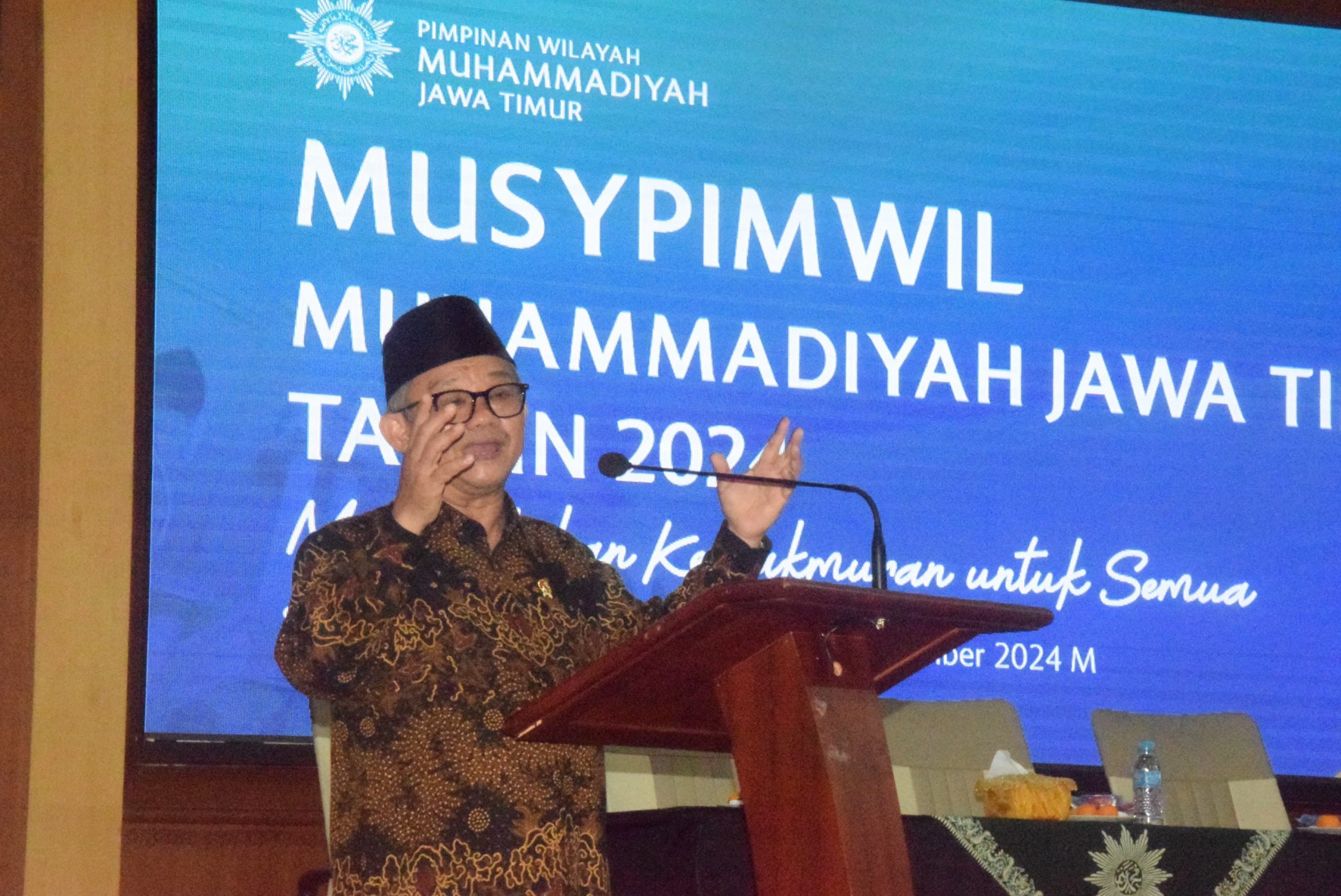 Mendikdasmen RI, Prof Abdul Mu'ti saat memberikan sambutan dalam Musypimwil I PWM Jatim di Aula KH Mas Mansyur, Ahad (15/12/2024). (Foto: Arief/Maklumat.ID)