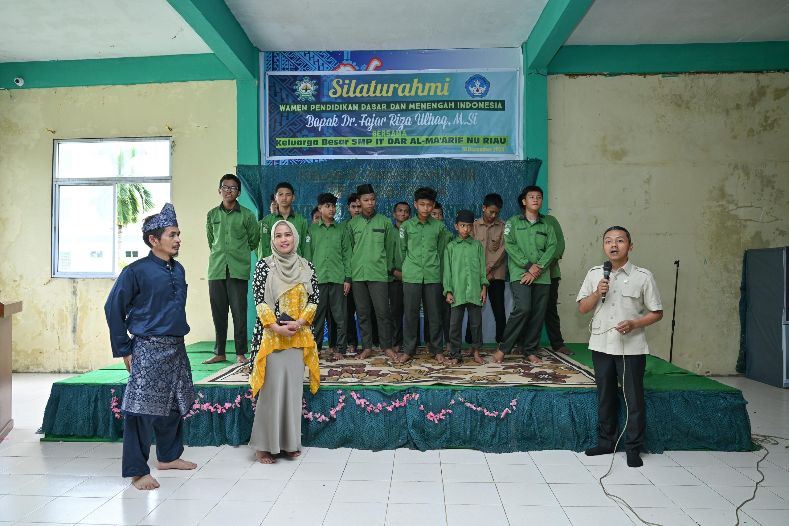 Wamendikdasmen Fajar Riza Ul Haq, saat mengunjungi SMP IT Dar Ma'arif NU Riau, Rabu (18/12/2024). (Foto:IST)