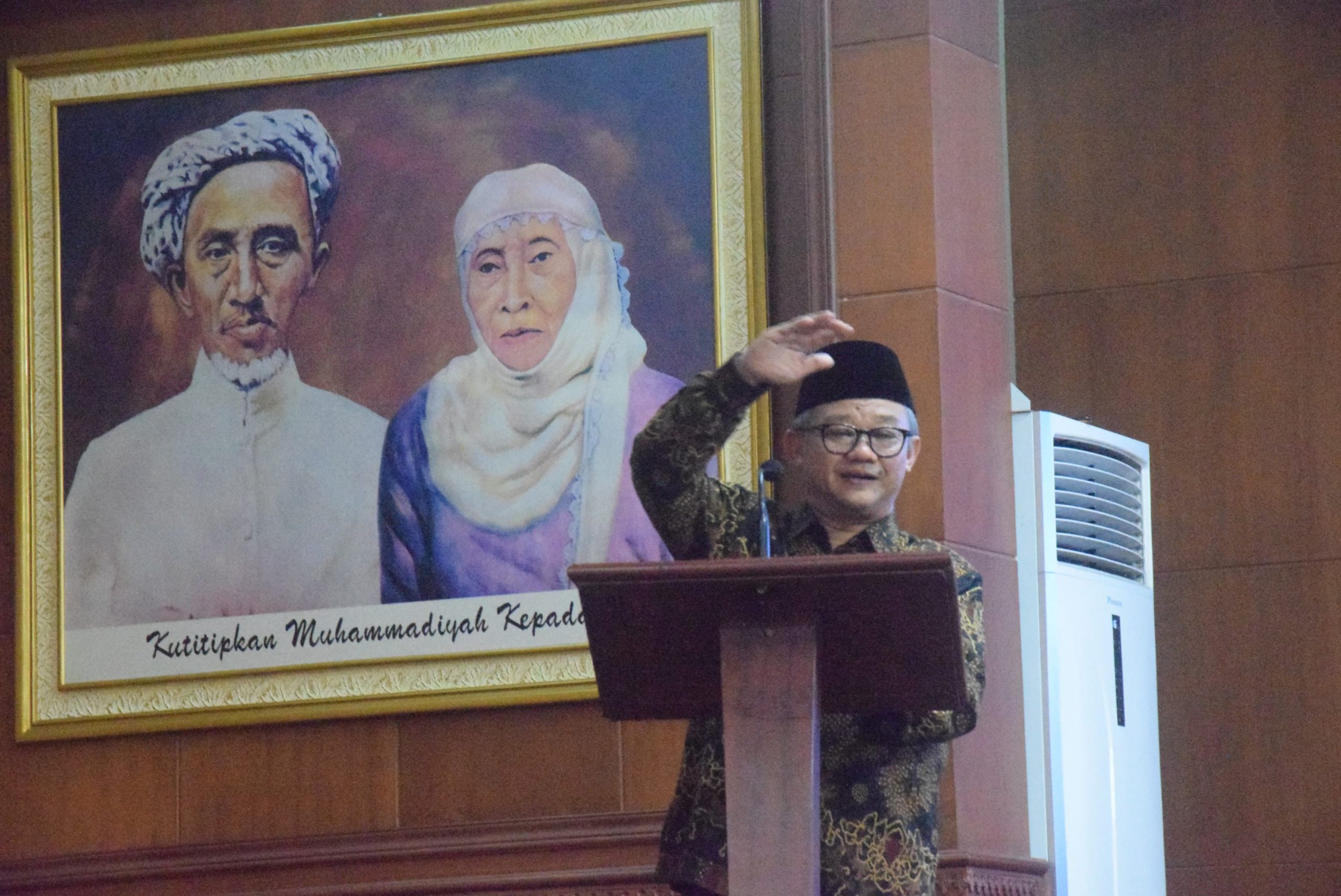 Sekretaris Umum PP Muhammadiyah Prof Abdul Mu'ti saat memberikan sambutan dalam Musypimwil I PWM Jatim di Surabaya, Ahad (15/12/2024). (Foto: Arief/Maklumat.ID)