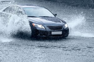 Mengemudi Mobil saat Hujan Picu Aquaplaning, Ini Cara Menghindari