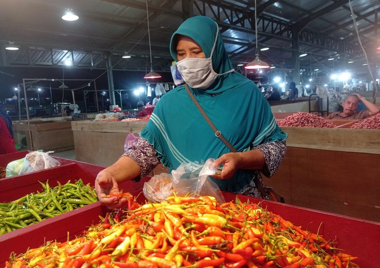pembeli cabai di pasar induk sidotopo