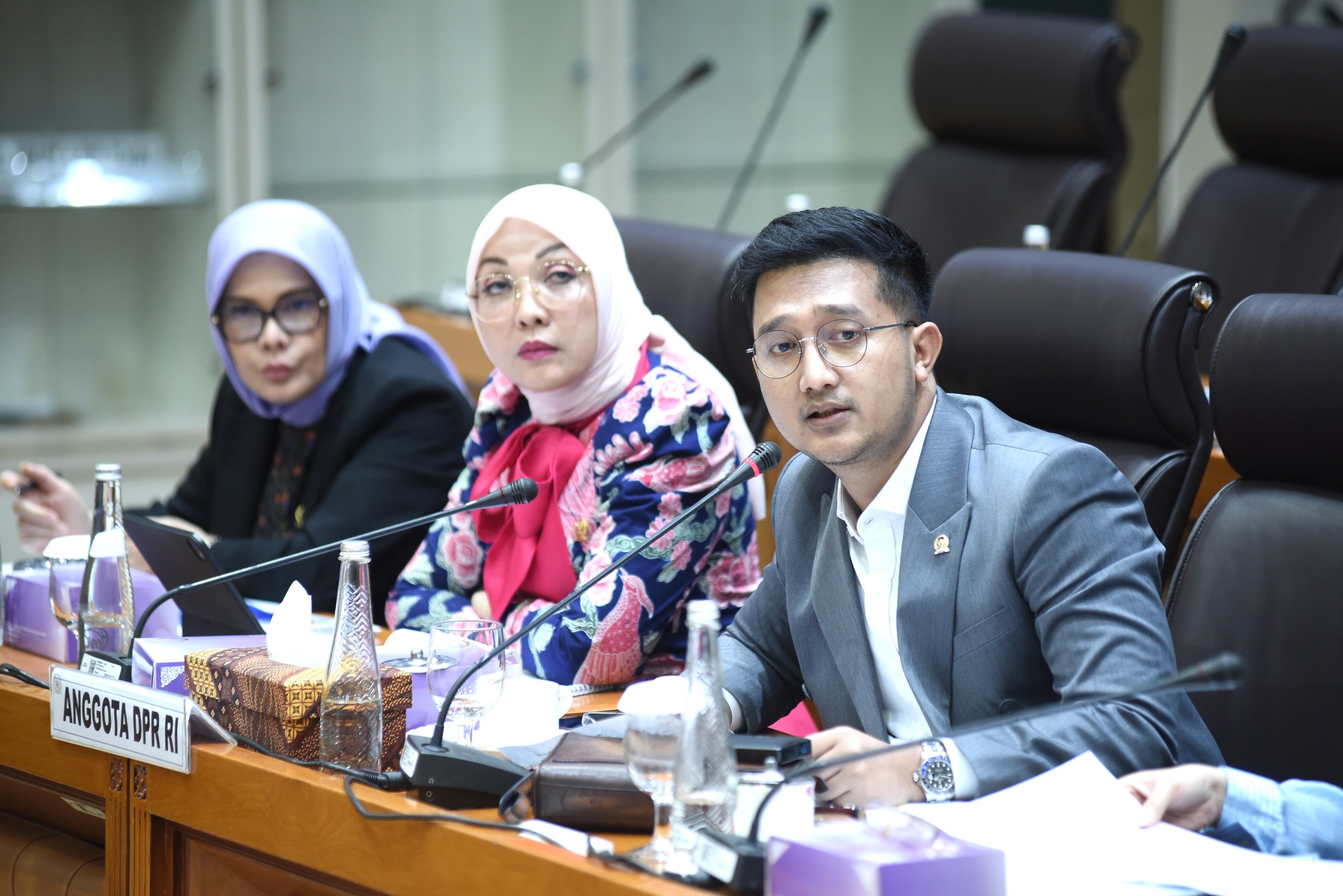 Anggota Komisi VII DPR RI, Arizal Tom Liwafa dalam Raker dengan Direktur Utama LPP RRI, Direktur Utama LPP TVRI, Direktur Utama Perum Lembaga Kantor Berita Nasional Antara, serta Ketua Dewan Pengawas LPP RRI dan LPP TVRI di Nusantara I, DPR RI, Senayan, Jakarta, Senin (2/12/2024). Foto: Geraldi/Andri/Parlementaria