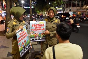 Nah Ini, Satpol PP Surabaya Sosialisasikan Trotoar Bukan Tempat Jualan