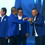 Ketua Umum PAN Zulkifli Hasan (Zulhas) menyematkan jas biru secara simbolik kepada tiga orang menteri Kabinet Merah Putih (KMP), menandai bergabung dengan PAN. (Foto: Ubay)