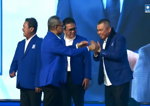 Zulhas Sematkan Jas Biru ke 3 Menteri, Resmi Gabung PAN