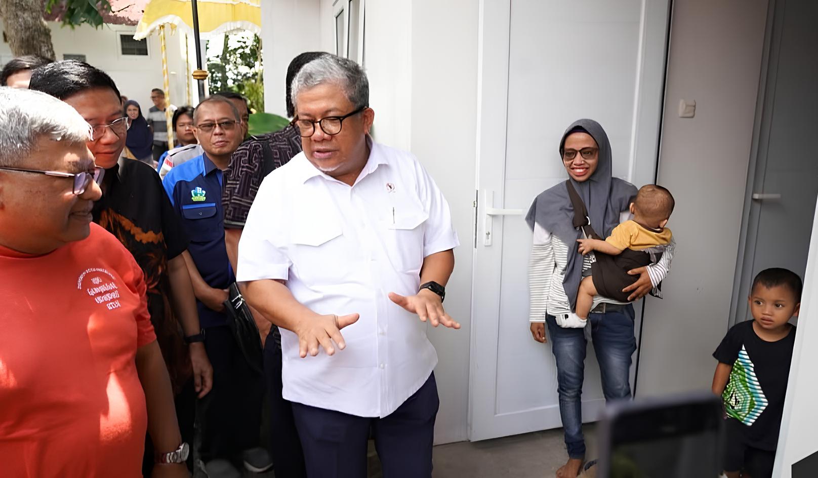 Wamen PKP Fahri Hamzah saat meninjau Rumah Khusus (Rusus) di Kelurahan Kedungsari, Kecamatan Magelang Utara, Kota Magelang, Jawa Tengah, Ahad (26/1/2025). (Foto: Kementerian PKP)