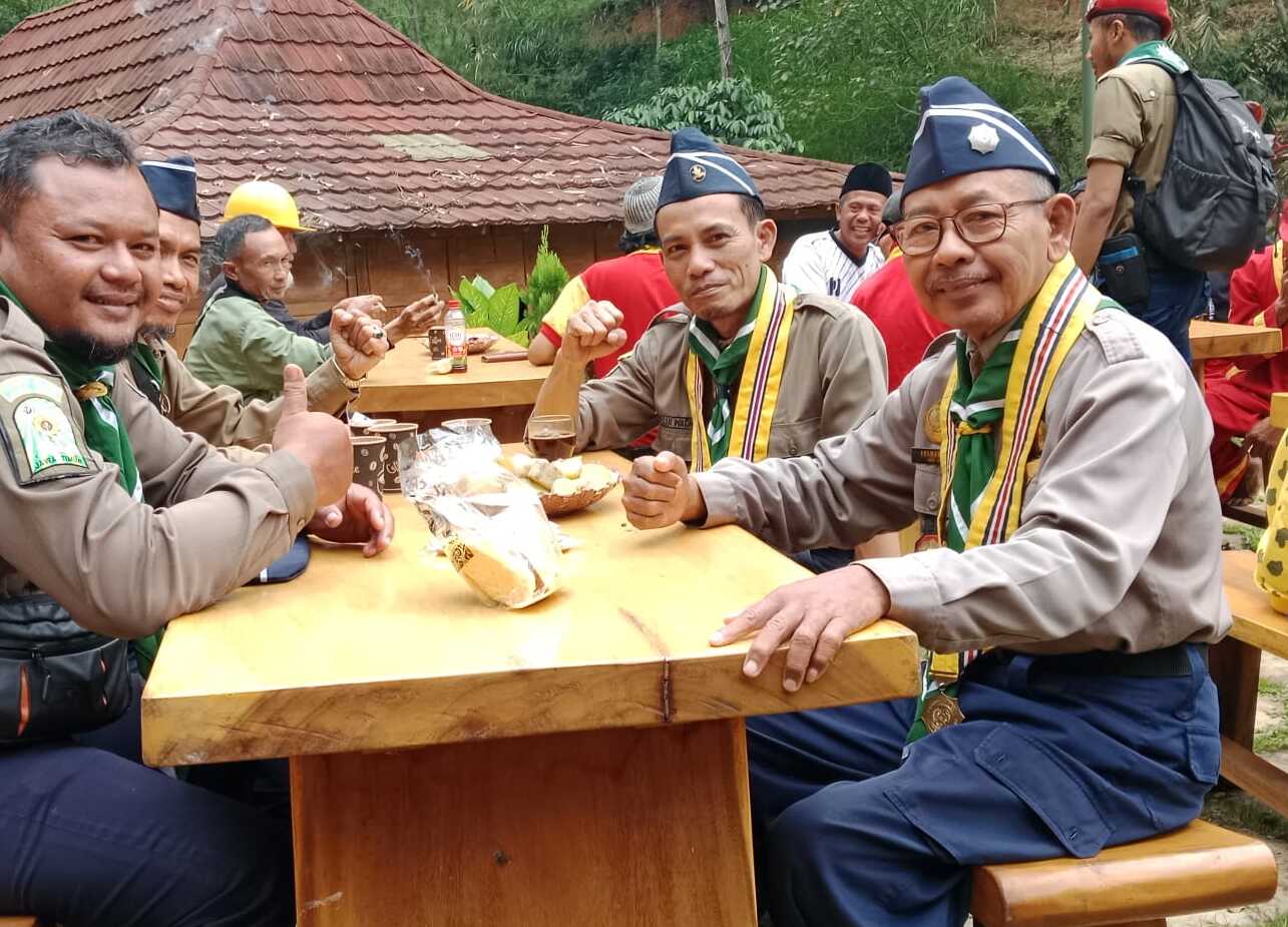 Ramanda Yusman (paling kanan), saat mengikuti Ecology Camp Kwarwil Hizbul Wathan Jawa Timur di Pujon Hill UMM (Dok pribadi). (Foto: Ernam)