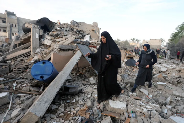 Warga Palestina meninjau lokasi serangan Israel terhadap sebuah rumah di Deir el-Balah di Jalur Gaza bagian tengah, pada 15 Januari 2025. (Foto: Reuters)