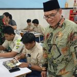 Anggota DPR RI Fraksi Gerindra, Bambang Haryo Soekartono (BHS) saat meninjau pelaksanaan program makan bergizi gratis di Smamda Sidoarjo, Jumat (17/1/2025). (Foto:Ubay NA/Maklumat.ID)