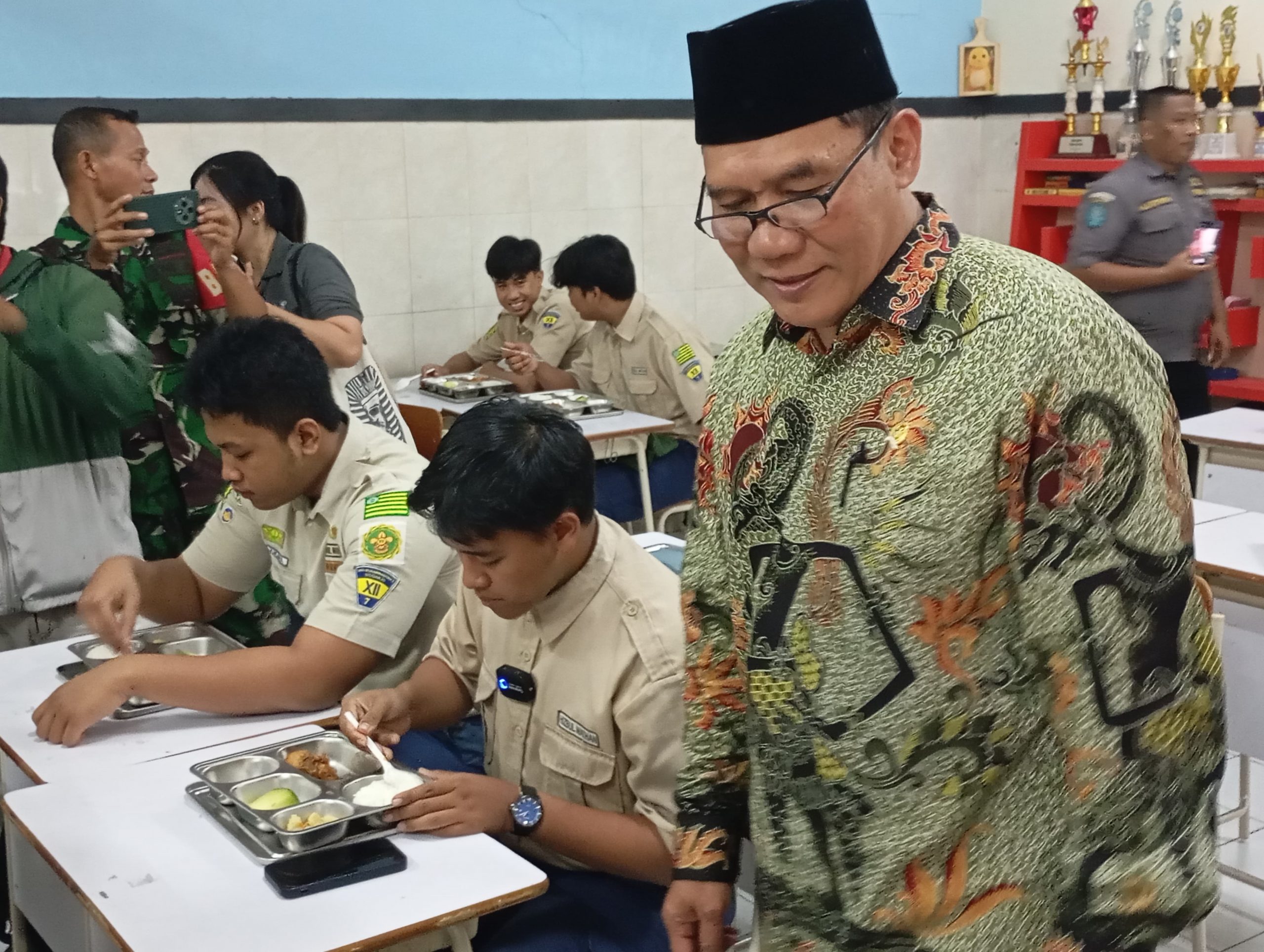 Anggota DPR RI Fraksi Gerindra, Bambang Haryo Soekartono (BHS) saat meninjau pelaksanaan program makan bergizi gratis di Smamda Sidoarjo, Jumat (17/1/2025). (Foto:Ubay NA/Maklumat.ID)