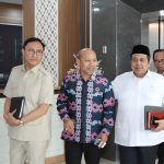 Kepala BPJPH, Haekal Hassan dan Deputi Bidang Koordinasi Penguatan Karakter dan Jati Diri Bangsa Kemenko PMK), Warsito, di Kantor BPJPH, Jakarta Timur, Rabu (22/1/2025).(Foto:Kemenko PMK)