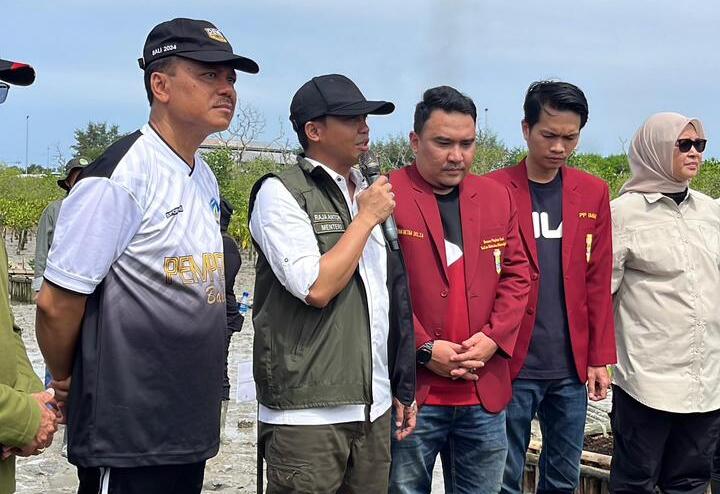 Menteri Kehutanan RI, Raja Juli Antoni, (dua dari kiri, pegang microphone), saat mengikuti gerakan tanam pohon di sela Rakornas DPP IMM di Denpasar, Bali, Kamis (16/1/2025). (Foto:IST)