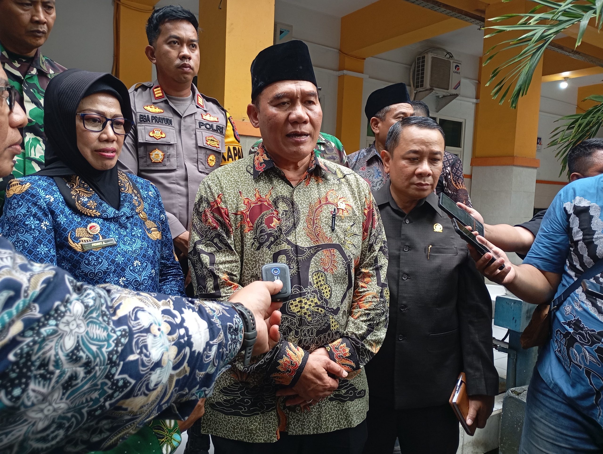 Anggota DPR RI Bambang Haryo Soekartono (BHS) didampingi Sekda Sidoarjo Fenny Apridawati, usai meninjau pelaksanaan program MBG di Smamda Sidoarjo, Jumat (17/1/2025). (Foto:Ubay NA/Maklumat.ID)