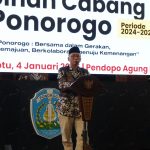 Ketua Korwil Fokal IMM Jawa Timur yang juga anggota DPRD Provinsi Jawa Timur, Suli Daim saat memberikan arahan dan pesan dalam Pelantikan PC IMM Ponorogo di Pendopo Agung Ponorogo, Sabtu (4/1/2025). (Foto:Dok. IMM Ponorogo)