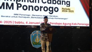 Ketua Korwil Fokal IMM Jawa Timur yang juga anggota DPRD Provinsi Jawa Timur, Suli Daim saat memberikan arahan dan pesan dalam Pelantikan PC IMM Ponorogo di Pendopo Agung Ponorogo, Sabtu (4/1/2025). (Foto:Dok. IMM Ponorogo)